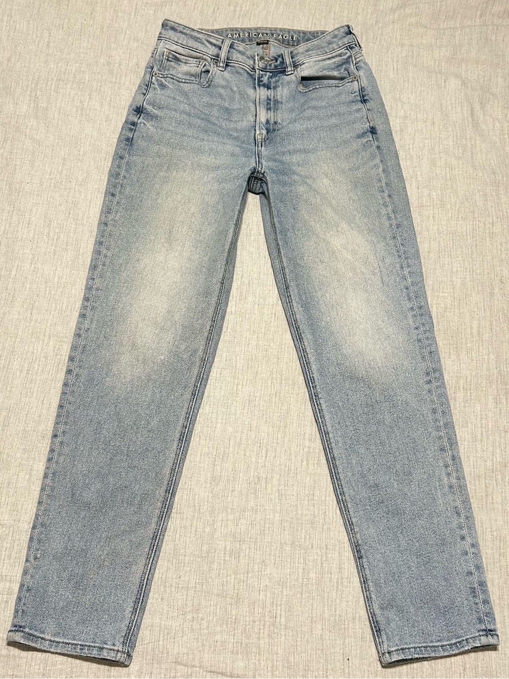 {American Eagle} Mom Straight Jean in Light Blue Wash - Womens 2 Short
